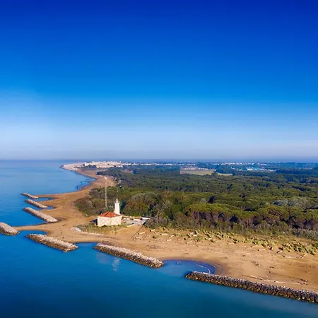 Beachside Comfort On First Floor