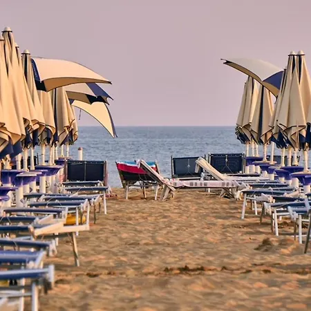 Beachside Comfort On First Floor *