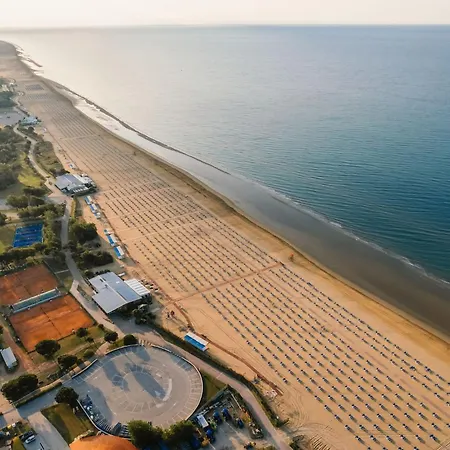 Beachside Comfort On First Floor *
