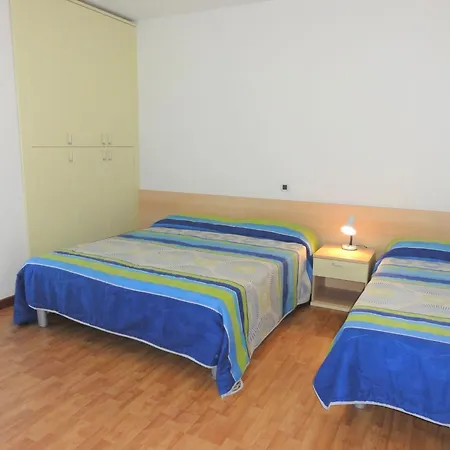 Beachside Comfort On First Floor Lägenhet